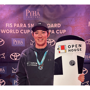 オープンハウスグループ社員でパラアスリートの小須田潤太選手パラ スノーボード ワールドカップ男子「スノーボードクロス LL1」で世界3位