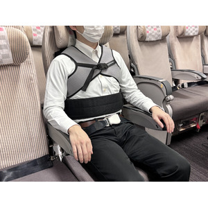 【日本航空×ダイヤ工業】座位保持が困難な方や補助を必要とするお客さまの座位姿勢を支えるサポートベルトを導入