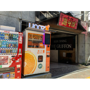 渋谷駅徒歩2分 幸和ビルで350円生搾りオレンジジュース自販機が稼働開始！