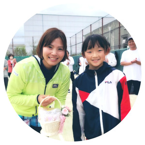 ようこそあたらしくなったスカイテニスリラへ！尾崎 里紗プロによる神戸市北区3姉妹校 スクール25周年記念イベントは好評のうちに終了