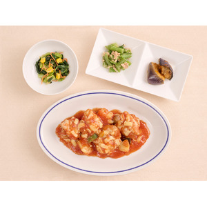 初夏にぴったりな爽やかな味わいの「グリルチキンと野菜のトマトソース」が4月7日(火)に新登場