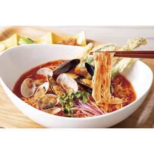 トマトと米麹で腸活応援！太陽のトマト麺期間限定『季節野菜フリットの米麹トマト麺』店舗＆ＥＣで同時発売