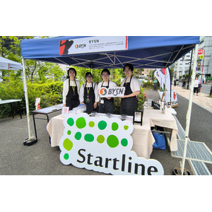 障害のあるスタッフと共にBYSNコーヒーを提供