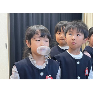 11月8日の“いい歯の日”に向け、幼稚園児に口腔トレーニングを楽しくレクチャー「フーセンガムトレーニング クリスマス会」を開催