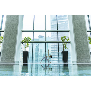 コンラッド東京「水月スパ＆フィットネス」、ホテル開業20周年を記念してムーンピラティスを開催