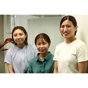 【ダイバーシティ推進プロジェクト】パーソナルトレーニングジムevigymが女性トレーナーを対象にヘアメイク講習を開催しました。