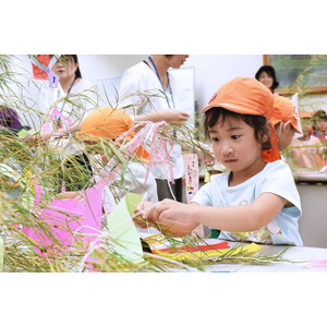 七夕の笹飾りに子どもたちの笑顔と願いを込めて / 兵庫県川西市