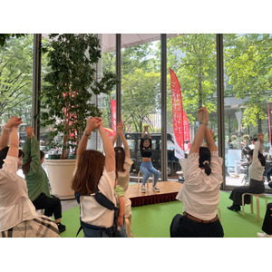 「まちまるごとウェルネスDay」にYumiCoreBody代表・Yumicoが登壇！デスクワーカーの不調を骨から整える、“椅子ストレッチ”で会場に癒しの時間