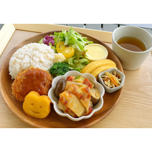 【三田市役所：さんさん食堂】“30品目”が一皿で摂れる「彩りランチプレート」スタート！オープン時間11時に変更！