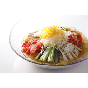 ひんやり、つるり、今だけのおたのしみ。夏の冷麺、はじめました。