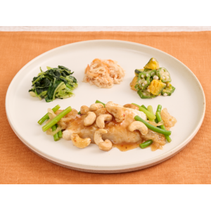 香ばしさとふんわり食感がクセになる「白身魚とカシューナッツのやみつきだれ」を5月7日(水)に新発売