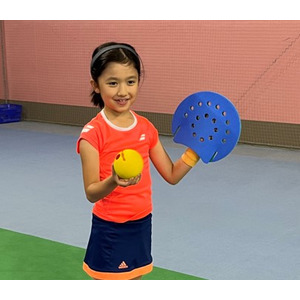 ノアインドアステージ　企業版ふるさと納税を活用し、子どものスポーツ環境の充実に向けて神戸市内の小学校10校にテニピン用具一式を寄附