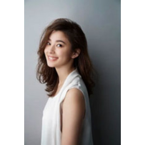 休息ケアとして大人気のサプリメントシリーズ『ファイングリシン(R)+シリーズ』の広告に女優・モデルの朝比奈彩さんを起用。