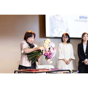日本のフラワーアレンジメント x 長寿プロジェクトのニナファーム「100本のバラで100歳まで美しく生きる」