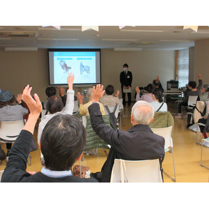 メガネの「Zoff」出張授業　神奈川県横浜市二俣川地域ケアプラザで目の健康をサポートする授業を実施