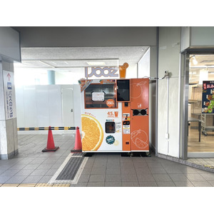 京阪本線 香里園駅の駅ナカで350円搾りたてオレンジジュース自販機IJOOZが稼働開始！