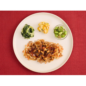 話題のビャンビャン麺をナッシュ風にアレンジした「特製ラー油の豚バラビャンビャン」を4月7日(火)に新発売