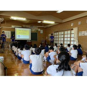 わかさ生活が福井県小山小学校の全校生徒に向けて、夏休み前に知ってほしい目の健康についての視育（しいく）授業「メノコト元気教室」を7月14日に実施しました。
