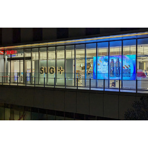様々な施設が集まっている羽田イノベーションシティ内の「SUGI+ 羽田イノベーションシティ店」にLEDビジョンを設置しました。