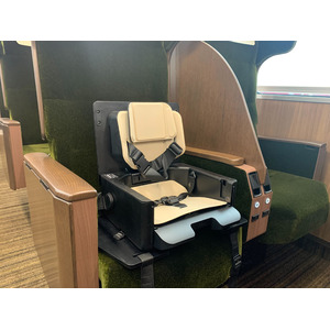 鉄道会社と初のコラボレーション！阪急電鉄の座席指定サービス「PRiVACE（プライベース）」に障害児・健常児がともに座れる子ども用座席として「IKOUポータブルチェア」導入！