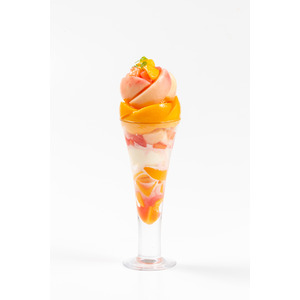 桃の使用量300g超え！旬を迎える黄金桃を使ったパフェを フルーツピークス カフェ併設店で8/17より新発売