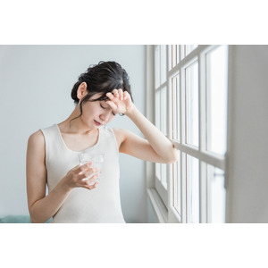 梅雨どきの不調、男女で4～6割が実感　セルフケアに悩む声も多数　梅雨だる対策に理学療法士考案の「絆創膏2枚だけ」改善メソッド
