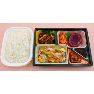 8月の“ご馳走の日”は「沖縄まーさん弁当」をお届け