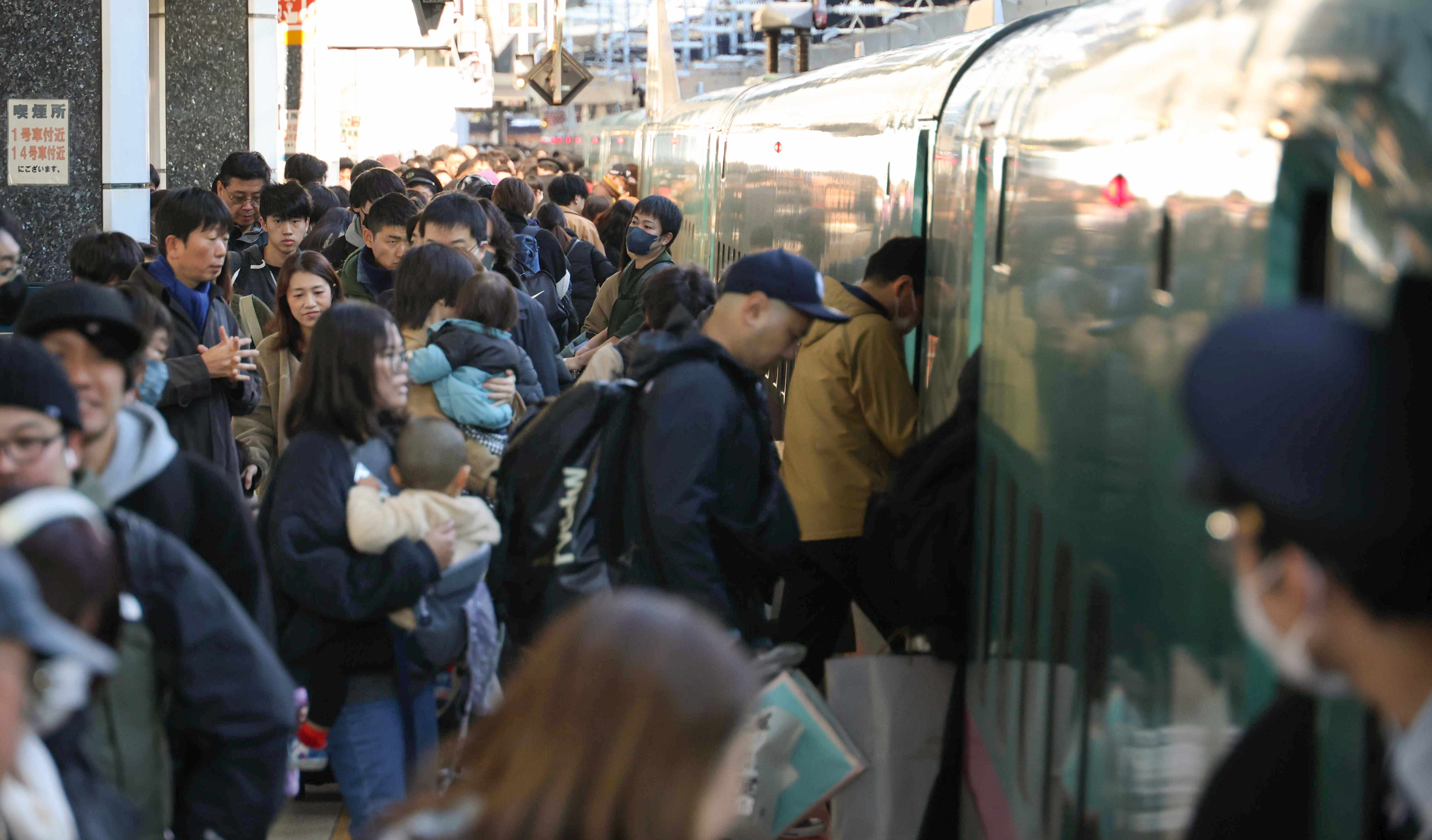 コロナ5類移行後初の年末を迎えたJR東京駅の東北新幹線ホーム。マスク姿は少ない(2023年12月)