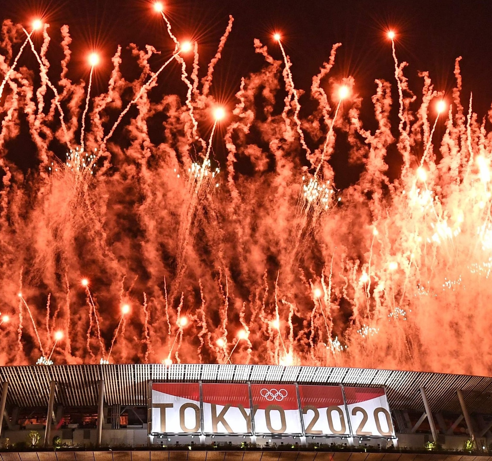 東京五輪開会式の花火。期間中に第5波の感染爆発が起き、デルタ型に置き換わった【AFP=時事】