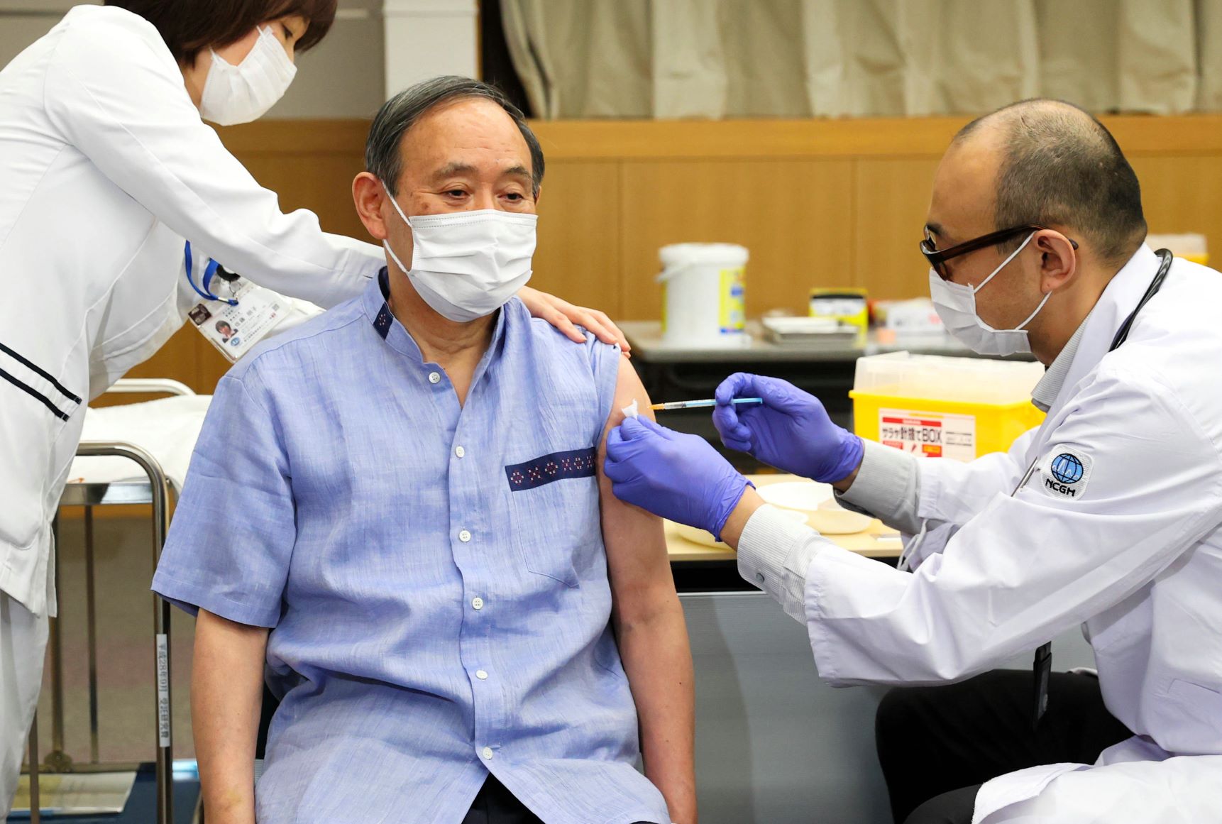 新型コロナウイルスのワクチン接種を受ける菅義偉首相＝2021年03月16日
